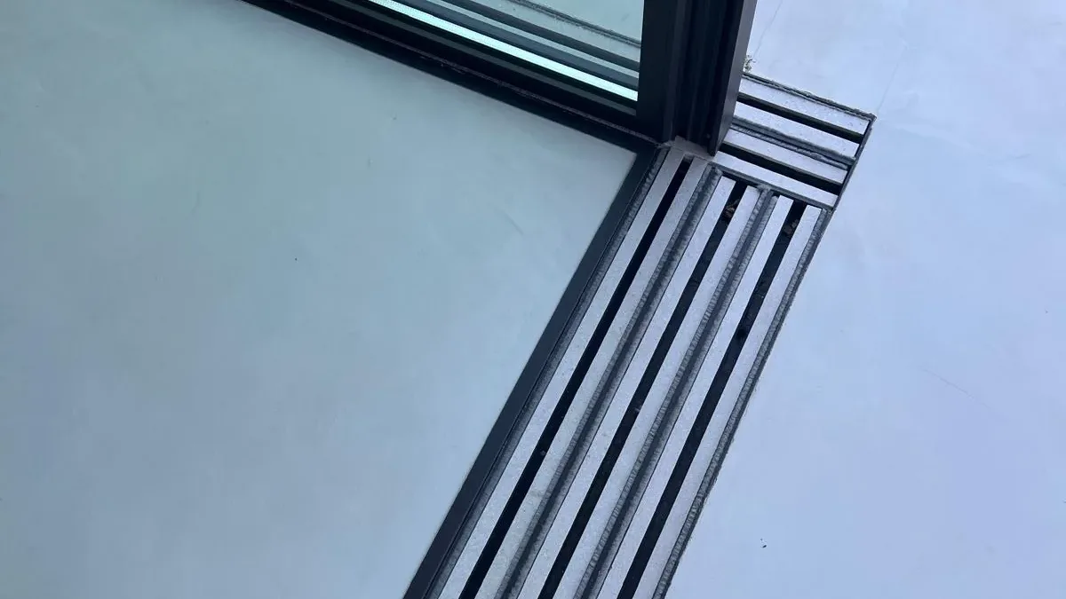 Mantenimiento de ventana de aluminio: limpieza de juntas y herrajes