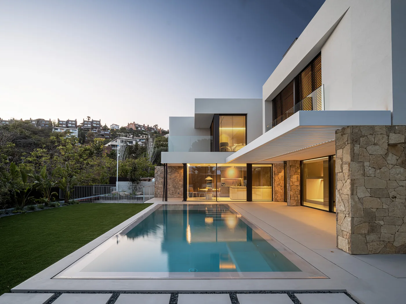 Villa 838 — Exterior noche