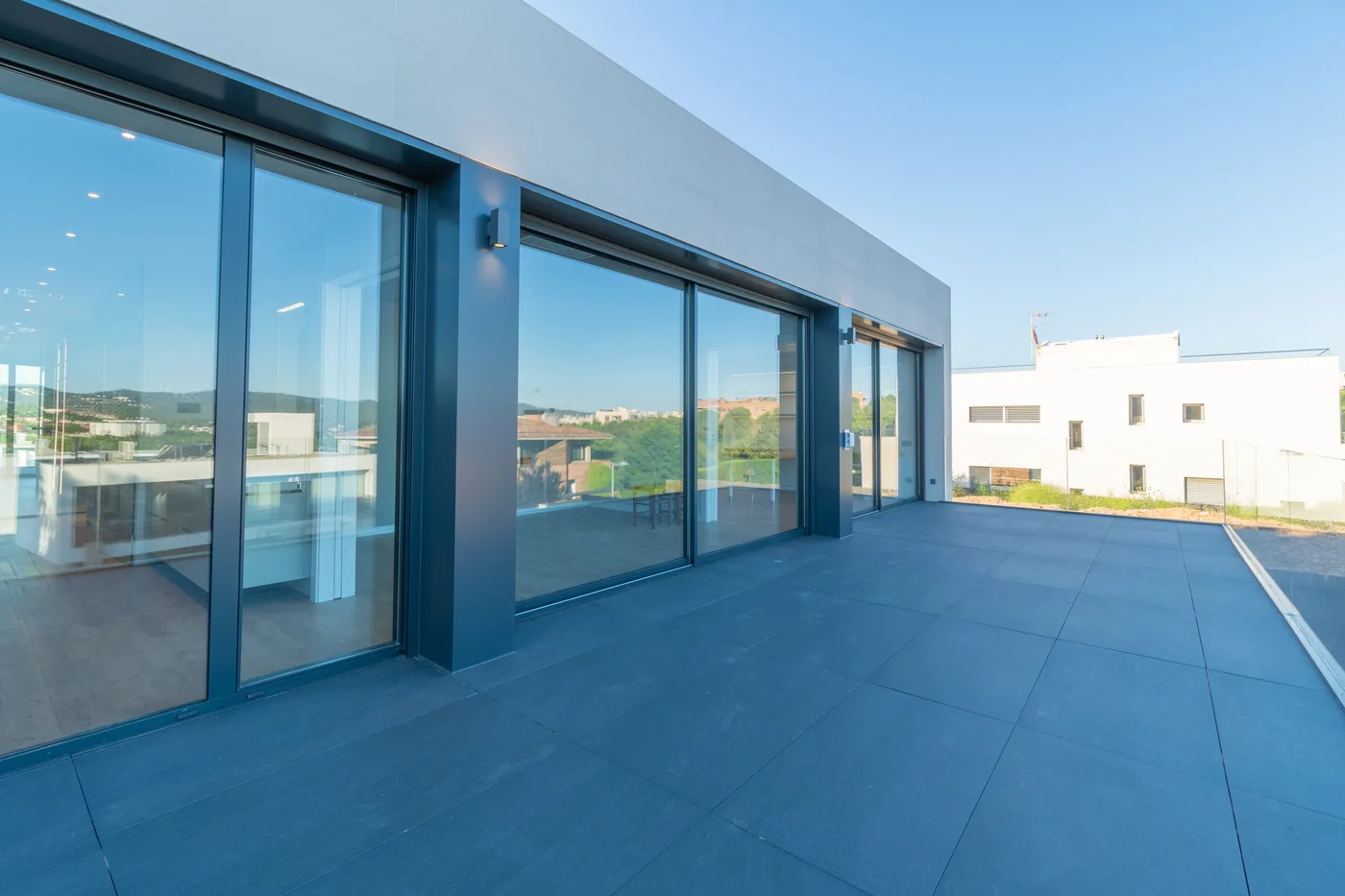 Terraza con correderas grises