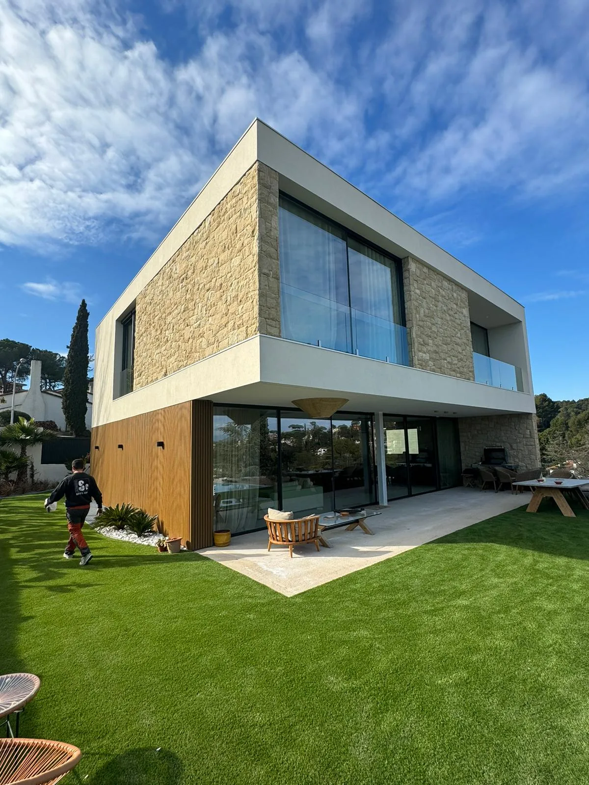 Villa moderna — Vista jardín