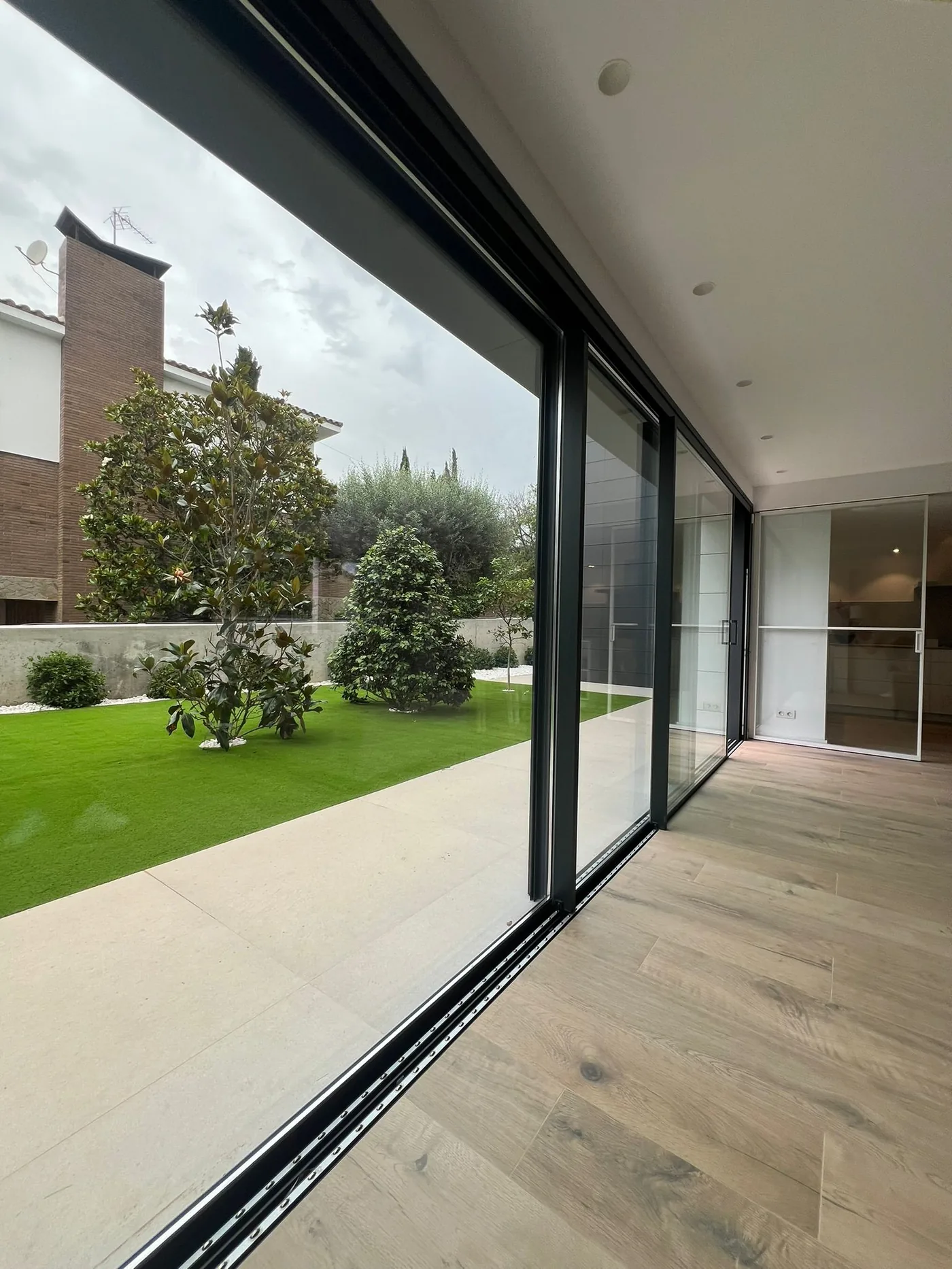 Salón con correderas al jardín