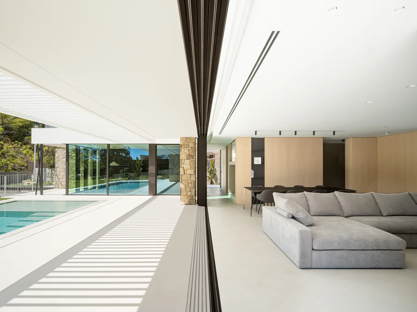 Villa 838 — Salón abierto a piscina