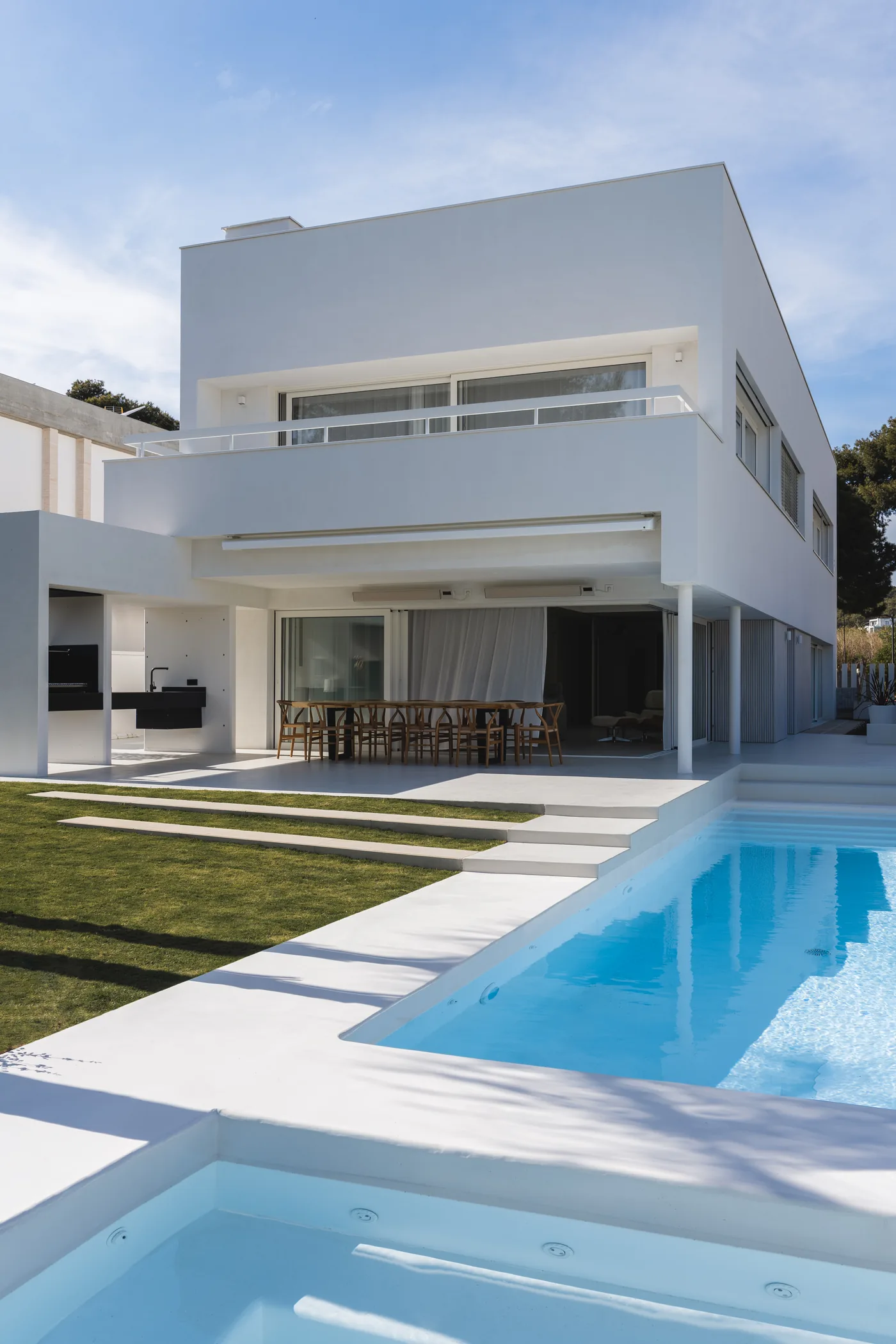 Villa blanca con piscina