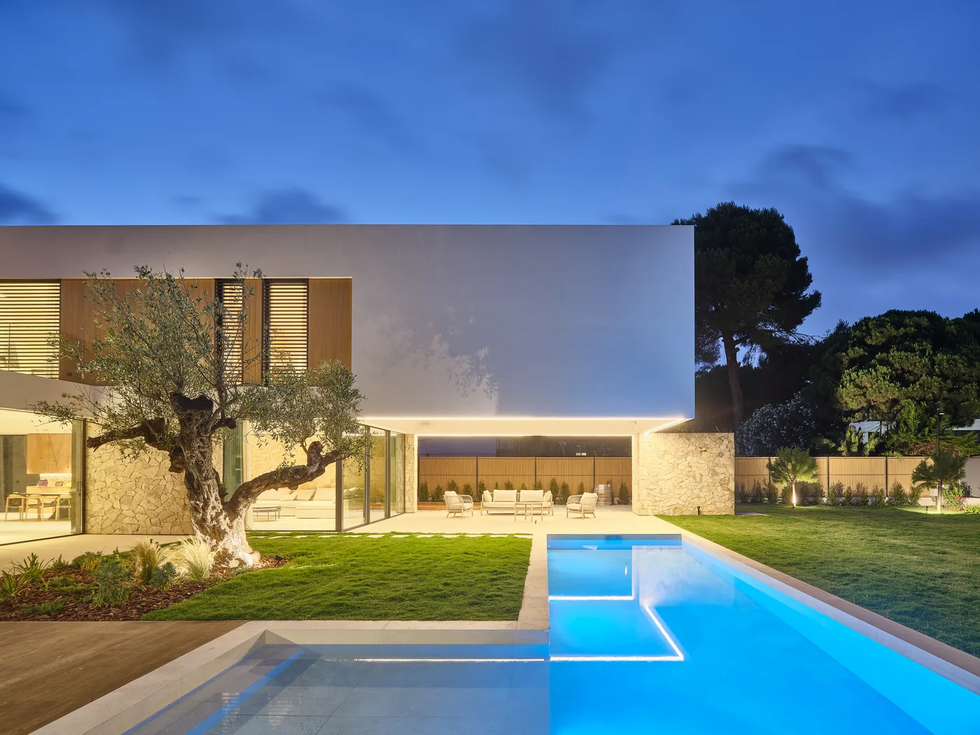 Villa con piscina — Noche