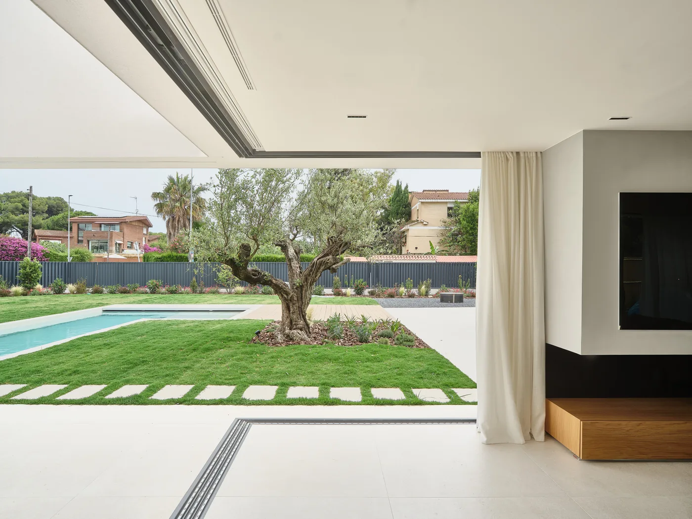 Gavà — Correderas al jardín