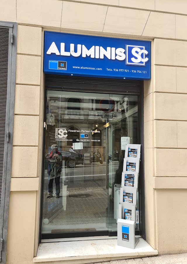 Showroom Aluminis SC en Barcelona — exposición de carpintería de aluminio